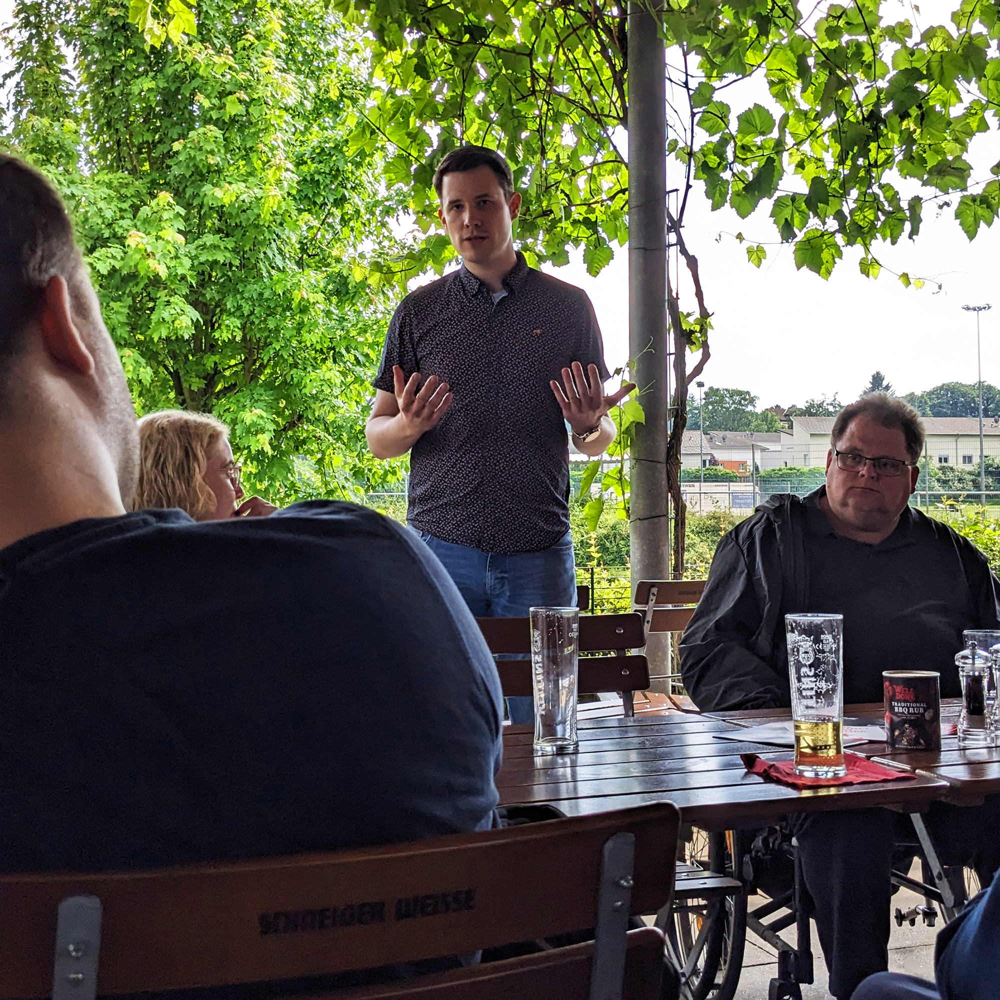 Eißendorfs Spitzenkandidat Sven Hey spricht zu den Harburger Gästen.