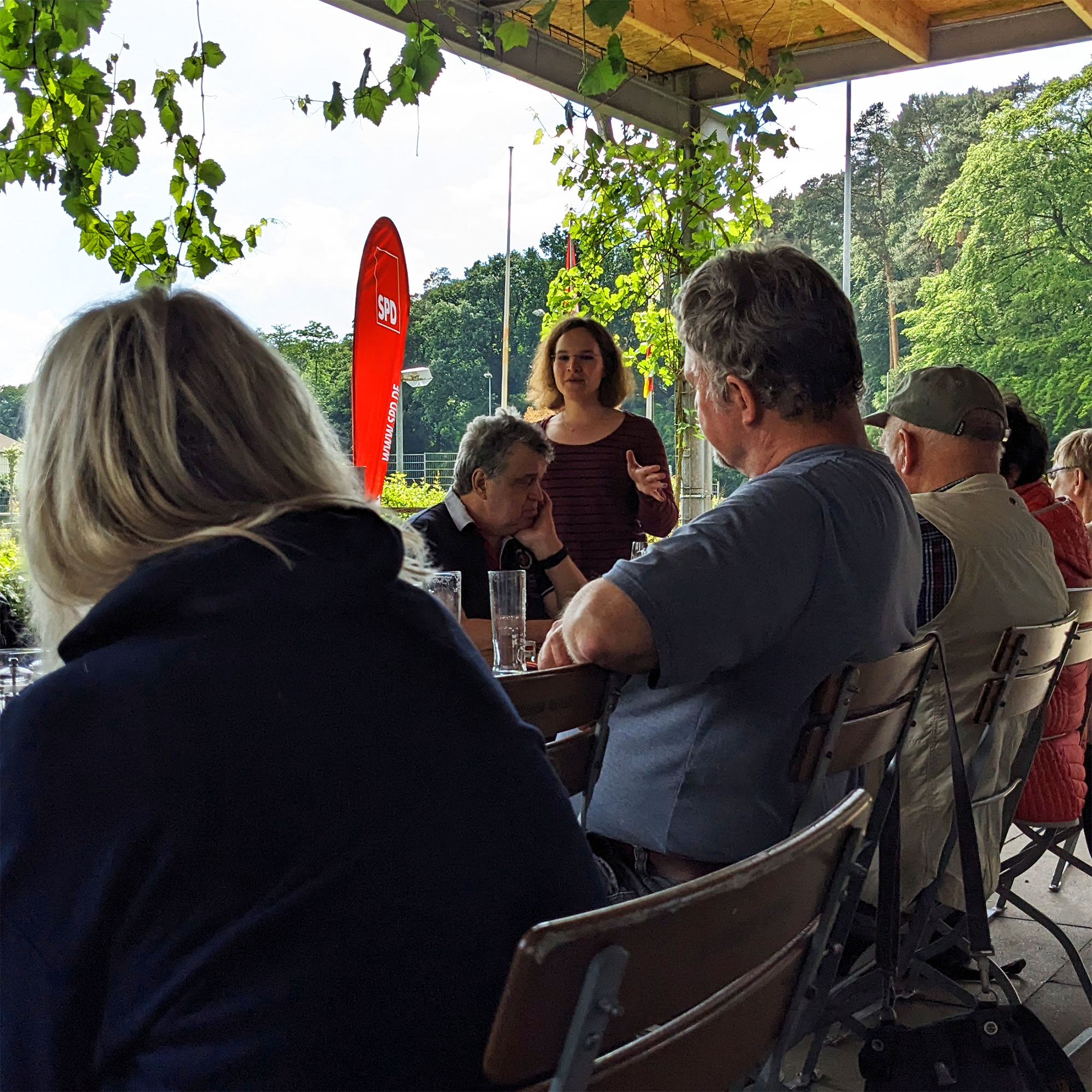 Eißendorfs Spitzenkandidatin Nicole Hartmann spricht zu den Harburger Gästen.
