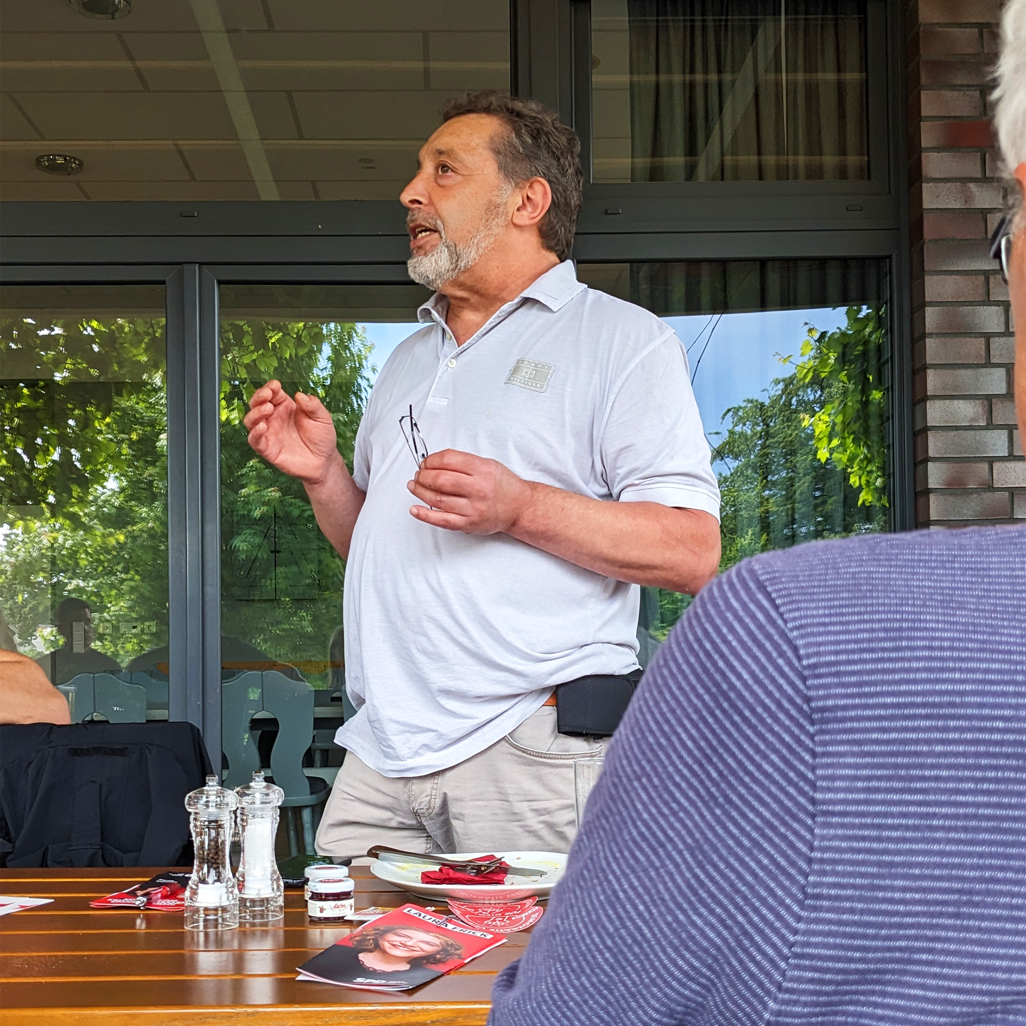 SPD-Kandidat Peter Bartels spricht zu den Harburger Gästen.